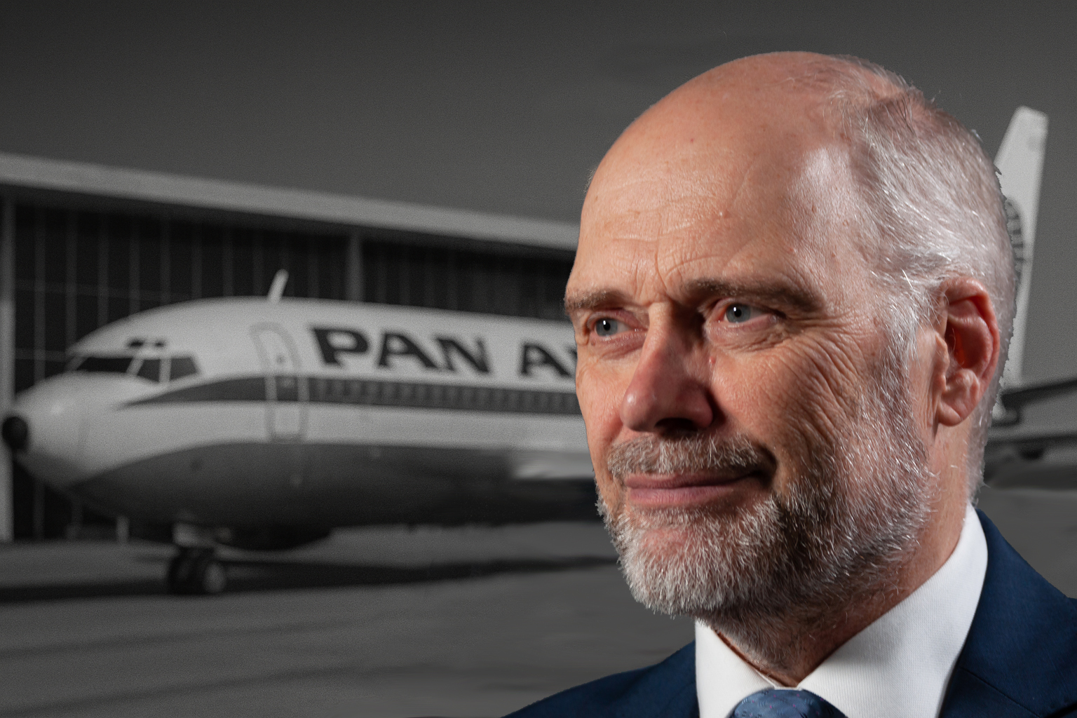Rechtsanwalt Martin Heynert vor einem historischen Pan-Am-Flugzeug