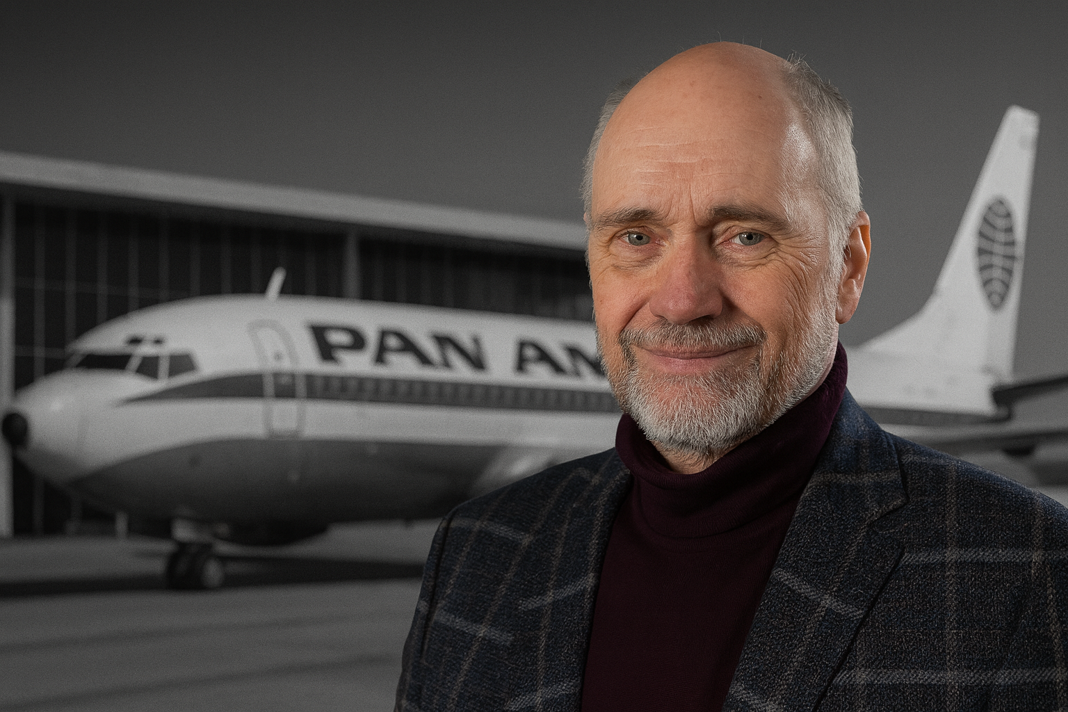 Rechtsanwalt Martin Heynert vor einem historischen Pan-Am-Flugzeug